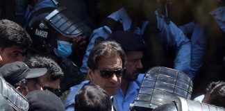 Pakistan’da iskambilden kuleler yıkılırken