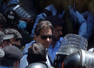 Pakistan’da iskambilden kuleler yıkılırken