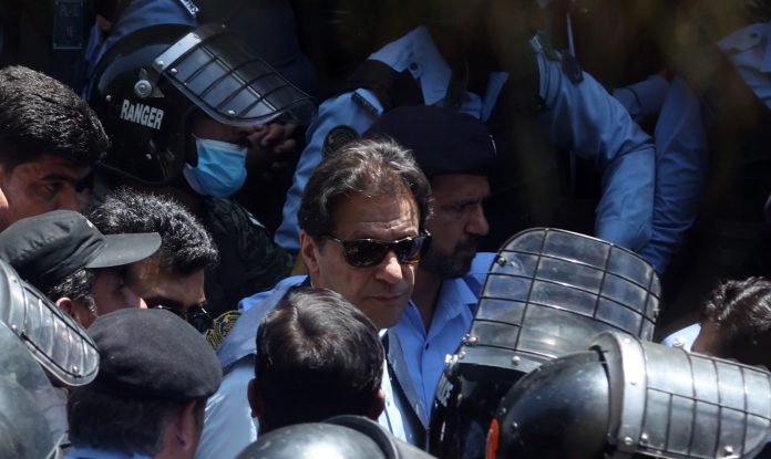 180520231-scaled Pakistan’da iskambilden kuleler yıkılırken