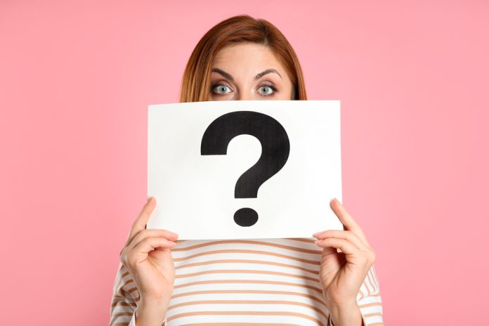 Emotional,Woman,Holding,Question,Mark,Sign,On,Pink,Background Kadınlar neden topluluk önünde soru soramıyor?