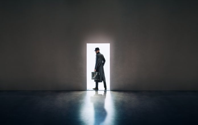 Man,Silhouette,In,Hat,And,Raincoat,Standing,In,The,Light Yeni casus savaşları