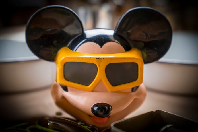 Ankara,,Turkey-february,2,2020:,Mickey,Mouse,Toy,Wearing,3d,Goggles Çizgi filmler ve çizgi dizilerin kuşaklararası farkları: Ne değişti?