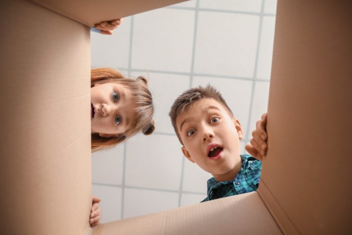 Curious,Children,Looking,Inside,Cardboard,Box,,Bottom,View Merak neden önemli? Özellikle çocuklarda nasıl canlı tutulur?