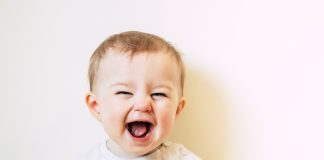 Bebekler ve çocuklar neden güler?