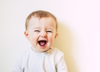 Bebekler ve çocuklar neden güler?