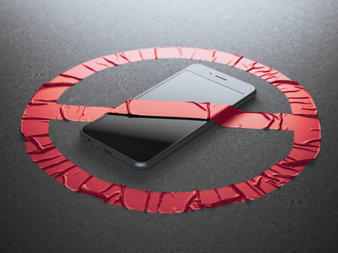 No,Cell,Phone,Red,Fabric,Sign Çocukları ve gençleri akıllı aygıtların esaretinden korumak için çare yasaklamak mı?