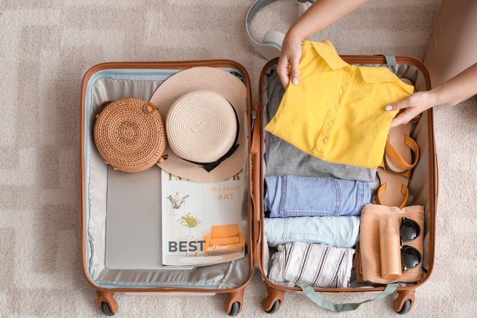 Woman,Packing,Suitcase,At,Home.,Travel,Concept Küçük valiz hazırlamanın yolu ne?