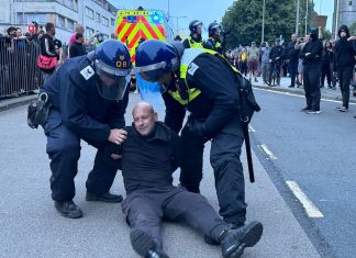 İngiltere’deki şiddet eylemlerinin arkasında ne var?