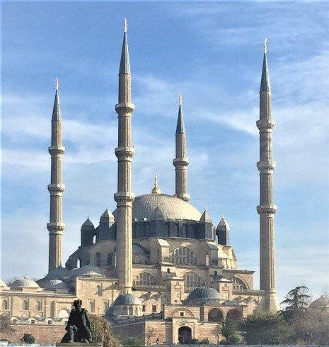 Edirne Selimiye Camii ve Mimar Sinan heykeli (Esin Benian-2020)