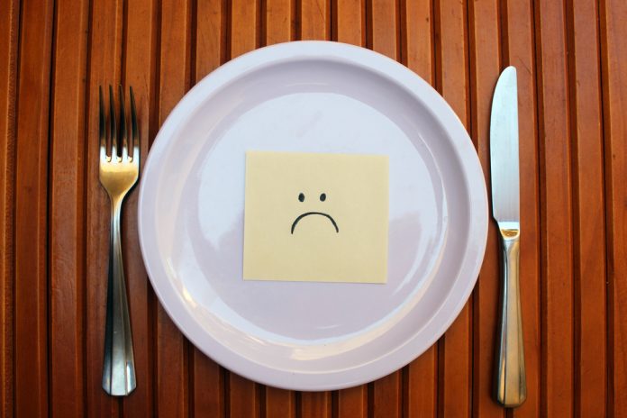White,Plate,And,Cutlery,With,A,Sad,Face,Drawing,Being Travmalar ile yeme bozuklukları arasında nasıl bir ilişki var?