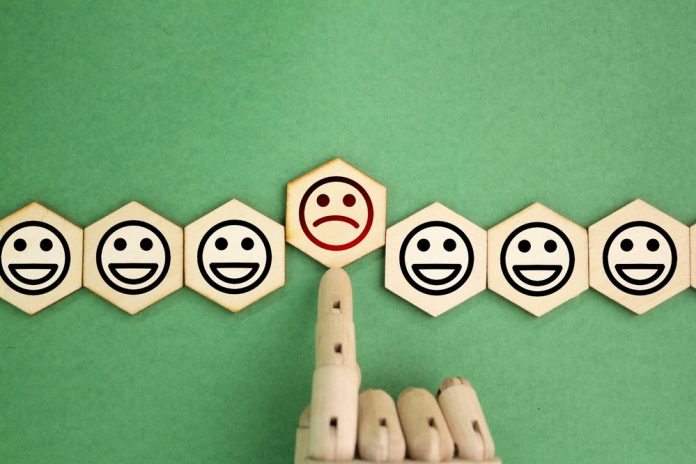 Hand,Rejects,Angry,Face,Emotion,Because,Of,Toxicity.,Review,,Satisfaction Toksik pozitiflik: Pozitifliğin fazlası zararlı mı?