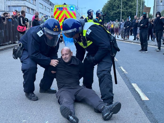 İngiltere'nin Plymouth kentinde polis, aşırı sağcılara müdahale etti İngiltere’deki şiddet eylemlerinin arkasında ne var?