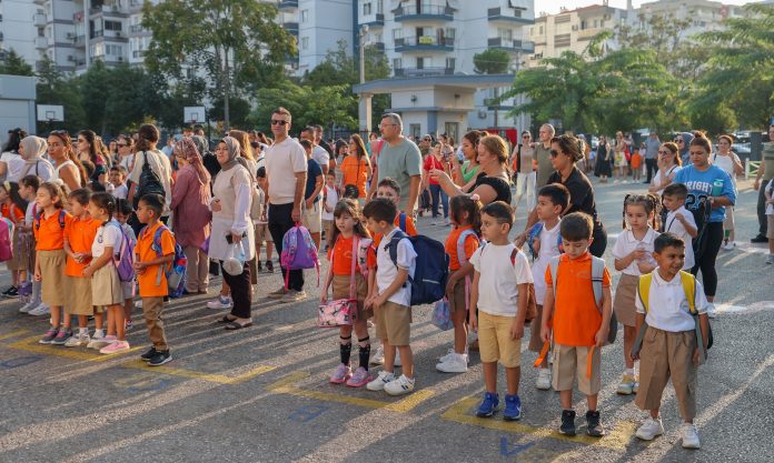 İlkokula başlayan çocuğunuza nasıl yardımcı olabilirsiniz?